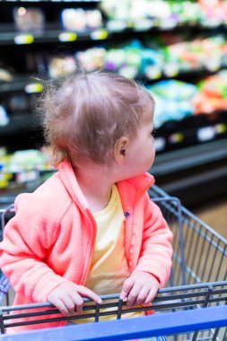 Yürümeye başlayan çocuk kız markette.