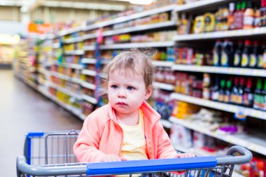 Yürümeye başlayan çocuk kız markette.