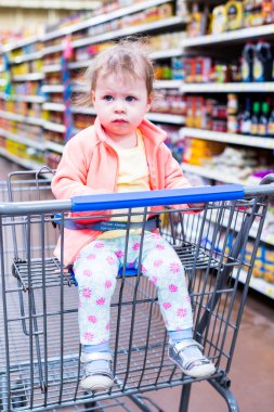 Yürümeye başlayan çocuk kız markette.