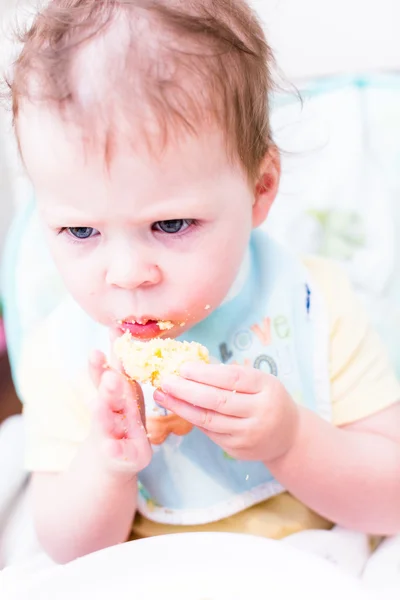 Menina da criança almoçando — Fotografia de Stock