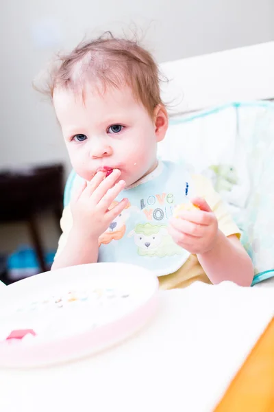 昼食を食べて幼児の女の子 — ストック写真