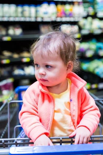Yürümeye başlayan çocuk kız markette.