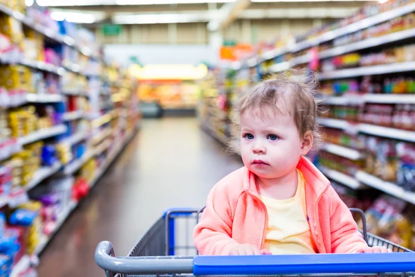 Toddler dziewczynka w sklepie spożywczym. — Zdjęcie stockowe