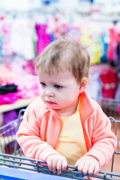 Ragazza del bambino al negozio di alimentari . — Foto Stock