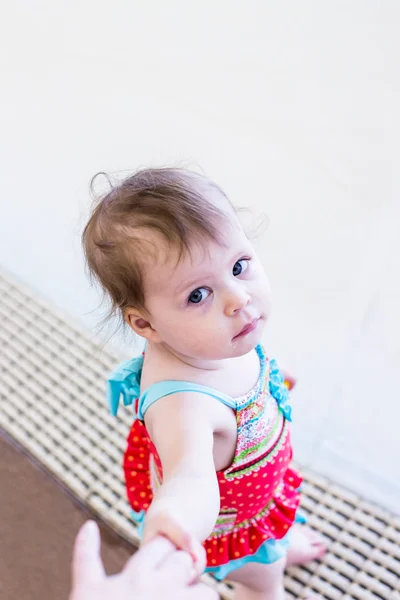 Ragazza bambino godendo di giocare in acqua — Foto Stock