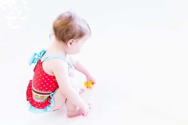 Peuter meisje genieten van spelen in het water — Stockfoto