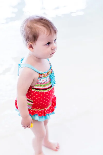 Peuter meisje genieten van spelen in het water — Stockfoto