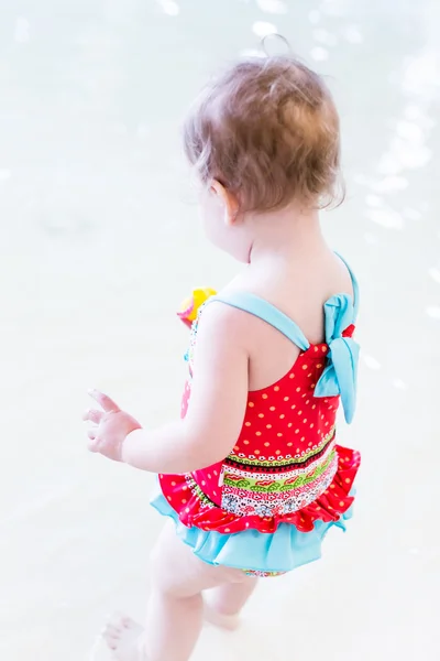 Yürümeye başlayan çocuk kız suda oynarken zevk — Stok fotoğraf