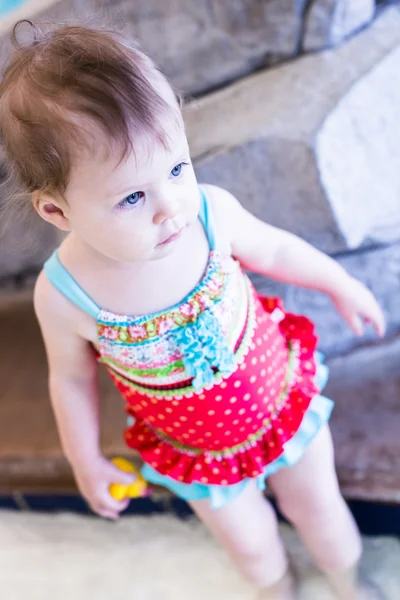 Toddler girl enjoying playing in the water — Stock Photo, Image