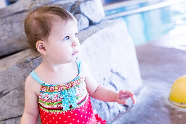 Toddler girl enjoying playing in the water — Stock Photo, Image