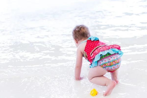 Peuter meisje genieten van spelen in het water — Stockfoto