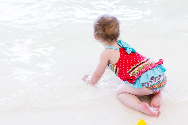 Peuter meisje genieten van spelen in het water — Stockfoto