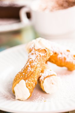 taze İtalyan cannoli ile kahve