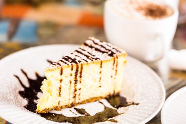 Kahve ile taze İtalyan Bailey's cheesecake