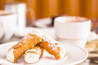 taze İtalyan cannoli ile kahve