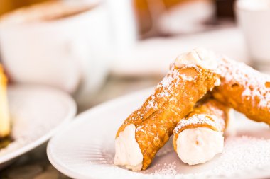 taze İtalyan cannoli ile kahve