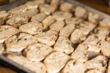 İtalyan Bruschettas hazırlanıyor