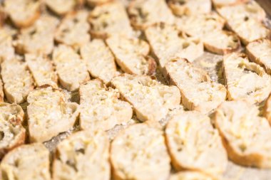 İtalyan Bruschettas hazırlanıyor