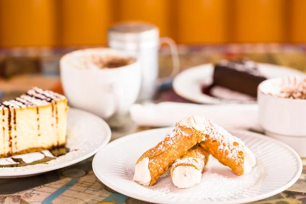 Cannoli italiani freschi con caffè — Foto Stock