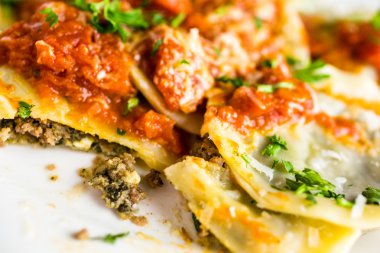 Taze İtalyan nineler raviolis