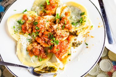 Taze İtalyan nineler raviolis