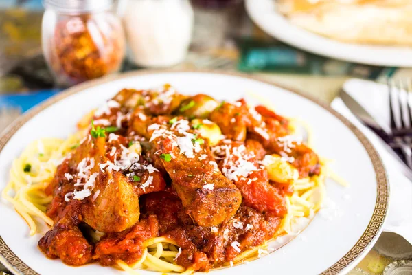 Świeży spaghetti z kiełbasą — Zdjęcie stockowe