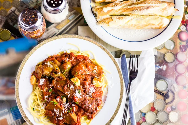 Espaguetis frescos con salchicha — Foto de Stock