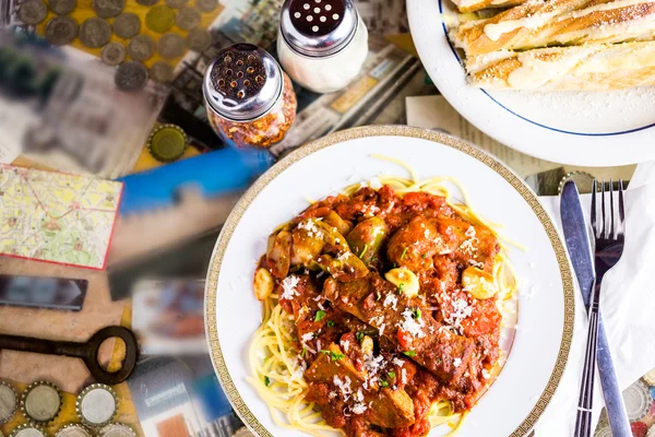 Färsk spaghetti med korv — Stockfoto