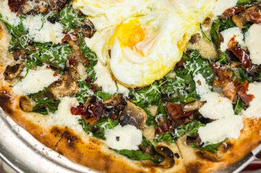 Kahvaltı pizza üç çiftlik taze yumurta ile