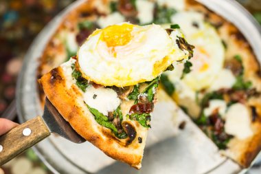 Kahvaltı pizza üç çiftlik taze yumurta ile