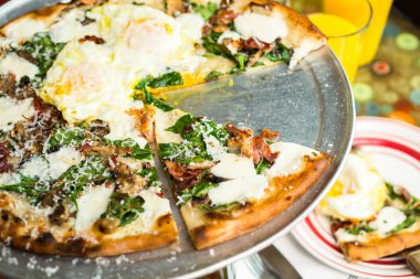 Kahvaltı pizza üç çiftlik taze yumurta ile