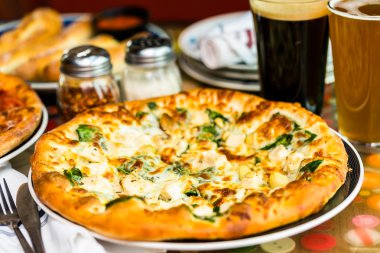 Tavuk çam fıstığı pizza