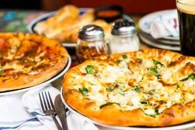 Tavuk çam fıstığı pizza