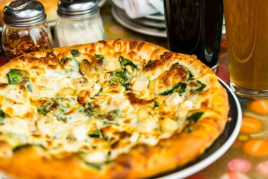 Tavuk çam fıstığı pizza