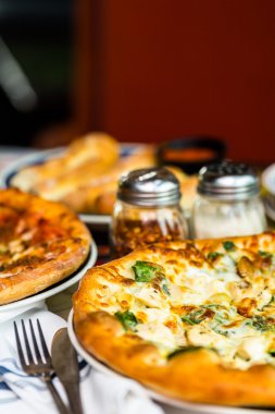 Tavuk çam fıstığı pizza