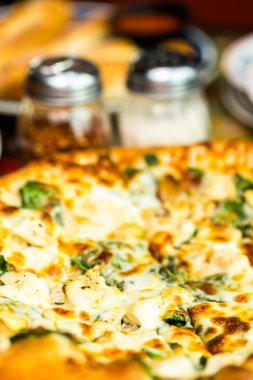 Tavuk çam fıstığı pizza