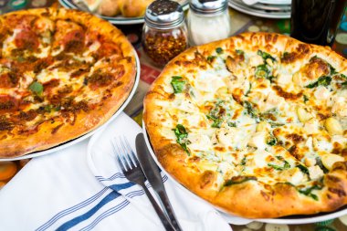 Tavuk çam fıstığı pizza