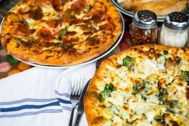 Tavuk çam fıstığı pizza