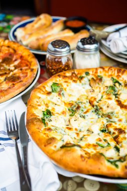 Tavuk çam fıstığı pizza