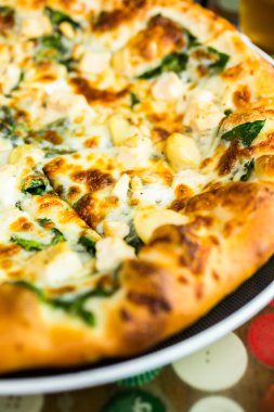 Tavuk çam fıstığı pizza