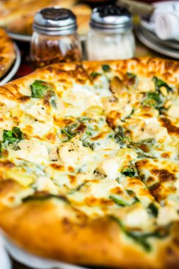 Tavuk çam fıstığı pizza