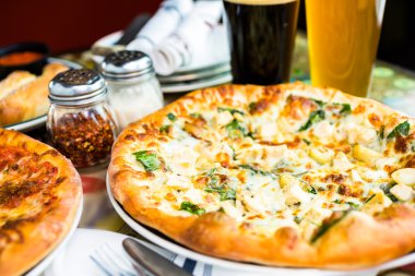 Tavuk çam fıstığı pizza
