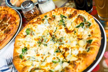Tavuk çam fıstığı pizza