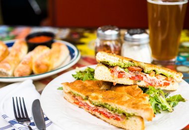 Jambon ve peynir ile pesto sandviç