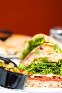 Alt sandviç erimiş mozzarella peyniri ile