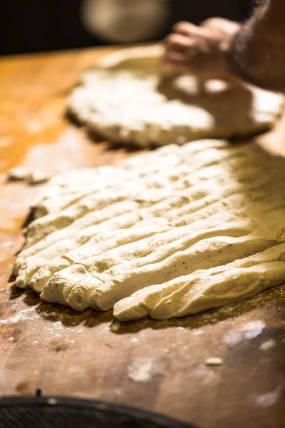 Maken van verse knoflook brood stokken — Stockfoto