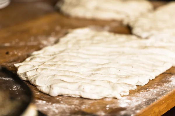 Изготовление свежих чесночных хлебных палочек — стоковое фото