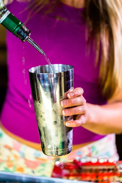 Barman fazendo martini com azeitonas — Fotografia de Stock