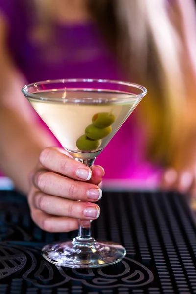 Martini au barmaid aux olives — Photo