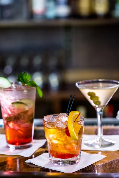 Colorful cocktails on the bar table — Stock Photo, Image